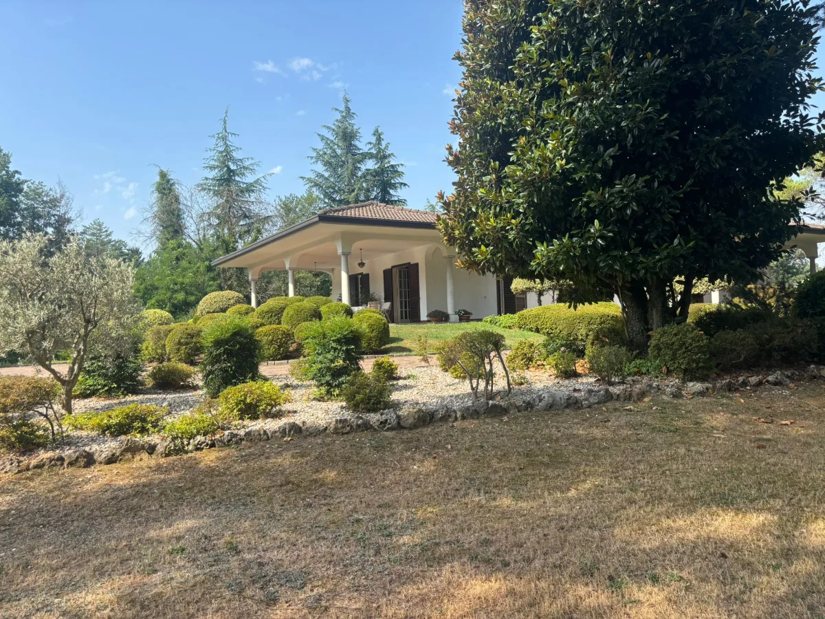 Villa singola con 10.000 mq di parco privato